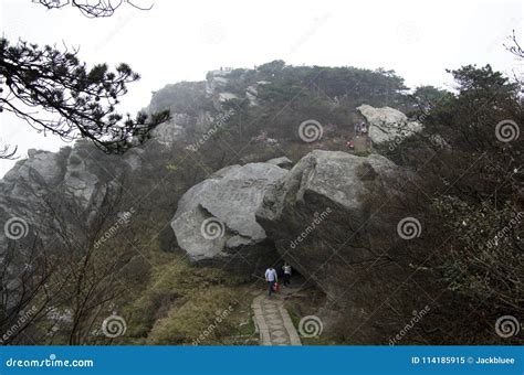 Mount Wulao – Ancient Granite Peaks and Breathtaking Panoramic Views!