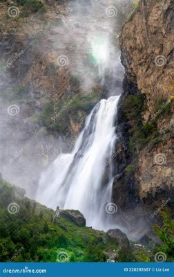 Bomi Waterfall: A Thundering Symphony of Nature's Power in Nyingchi City!