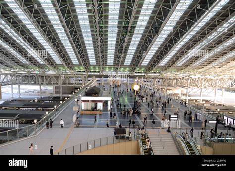 伊丹空港から新大阪駅：都市のリズムと鉄道の詩