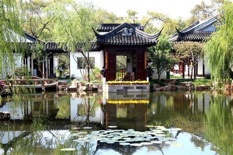 Keyuan Garden: A Tranquil Oasis of Traditional Chinese Beauty and Serene Reflection!