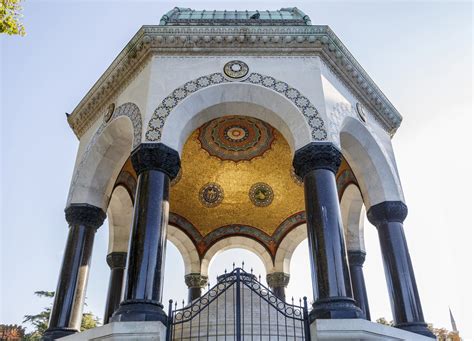 Konak Square Fountains - A Splash of Ottoman History and Artistic Brilliance!