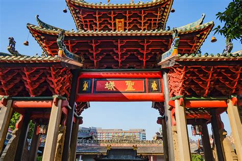 The Ancestral Temple of Foshan: A Glimpse into History and Exquisite Architecture!