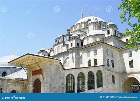 The Fatih Mosque: A Majestic Tapestry of Ottoman Architecture and Spiritual Serenity!