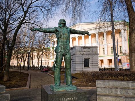 The Monument to Vladimir Vysotsky – A Touching Tribute to a Troubadour and Symbol of Rebellious Spirit!