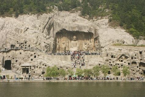 Yingtan Longmen Grottoes: A Breathtaking Spectacle of Ancient Buddhist Art and Serene Mountain Views!