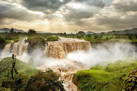 Zayit Waterfall! Plunging Beauty Amidst Lush Ethiopian Landscape!